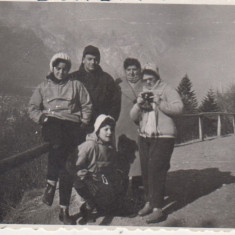 M5 C58 - FOTO - FOTOGRAFIE FOARTE VECHE - grup de prieteni la munte - anii 1960