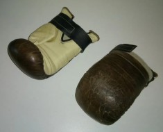 MANUSI VECHI DE BOX DIN PIELE - COLECTIE foto