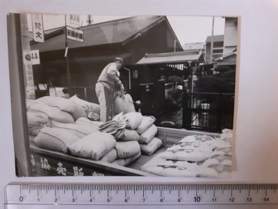 Fotografie cu persoană care descarcă niște saci la Roma foto
