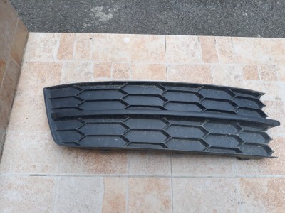 Grilă dreapta bară față Skoda Rapid foto