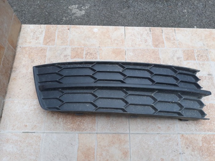 Grilă dreapta bară față Skoda Rapid
