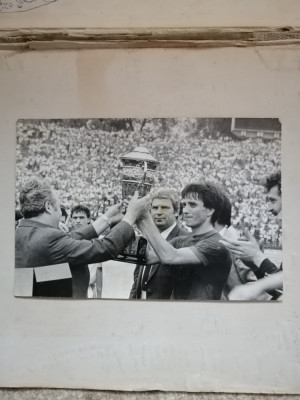 Fotbal: Steaua - &amp;quot;U&amp;quot; Craiova 2-1 - fotografie de presa Cupa Rom&amp;acirc;niei 1984-1985 foto
