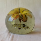 Floare pictata, incastrata in sticla - jucarie veche din anii 1970, piesa este masiva, de productie romaneasca