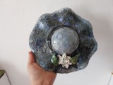 Obiect decorativ din ceramică smălțuită, &icirc;n formă de pălărie cu flori, lucrat manual &ndash; cu agățătoare pentru perete (22 cm diametru)