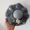 Obiect decorativ din ceramică smălțuită, &icirc;n formă de pălărie cu flori, lucrat manual &ndash; cu agățătoare pentru perete (22 cm diametru)