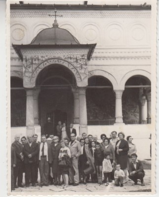 M5 B56 - FOTO - FOTOGRAFIE FOARTE VECHE - grup la manastire - anul 1973 foto
