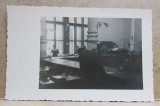 FUNCTIONARI INTR- O SALA CU BIROURI , FOTOGRAFIE TIP CARTE POSTALA , MONOCROMA, NECIRCULATA , PERIOADA INTERBELICA