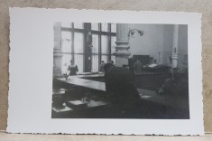FUNCTIONARI INTR- O SALA CU BIROURI , FOTOGRAFIE TIP CARTE POSTALA , MONOCROMA, NECIRCULATA , PERIOADA INTERBELICA foto