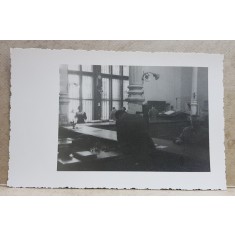 FUNCTIONARI INTR- O SALA CU BIROURI , FOTOGRAFIE TIP CARTE POSTALA , MONOCROMA, NECIRCULATA , PERIOADA INTERBELICA