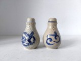 Lot 2 solnite sare si pier, vintage, ceramice, glazura cu sare gri si decor cu albastru, 9cm inaltime