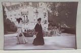 DOUA DOAMNE LANGA O VILA DIN STATIUNEA FRANCEZA CONTREXEVILLE , FOTOGRAFIE MONOCROMA, PE HARTIE LUCIOASA , DATATA PE VERSO 1908