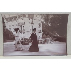 DOUA DOAMNE LANGA O VILA DIN STATIUNEA FRANCEZA CONTREXEVILLE , FOTOGRAFIE MONOCROMA, PE HARTIE LUCIOASA , DATATA PE VERSO 1908