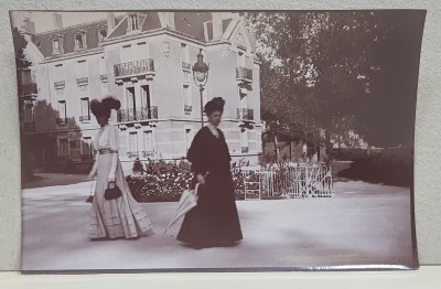 DOUA DOAMNE LANGA O VILA DIN STATIUNEA FRANCEZA CONTREXEVILLE , FOTOGRAFIE MONOCROMA, PE HARTIE LUCIOASA , DATATA PE VERSO 1908 foto