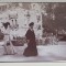 DOUA DOAMNE LANGA O VILA DIN STATIUNEA FRANCEZA CONTREXEVILLE , FOTOGRAFIE MONOCROMA, PE HARTIE LUCIOASA , DATATA PE VERSO 1908