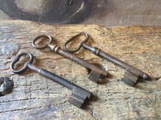 Vintage / Decor - Lot chei vechi pentru usa / poarta model deosebit ! foto