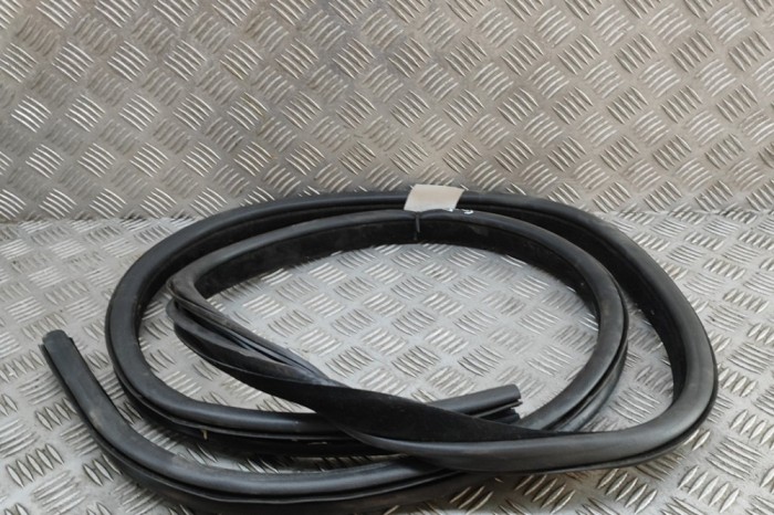 Garnitura ușă dreapta spate JAGUAR F-PACE X761 2022 OEM: HK83-253A10-A | 31650580