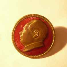 Insigna veche Mao Tze Dun China , bronz si email ,d= 2,5cm ,ac cu defect