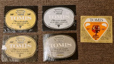 Lot etichete de coniac: Tomis foto