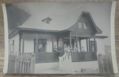 Familie in prispa casei// fotografie perioada interbelica foto