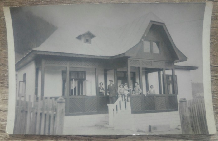 Familie in prispa casei// fotografie perioada interbelica