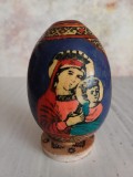 NI381 Ou din lemn pictat manual cu motive religioase, Fecioara Maria cu pruncul