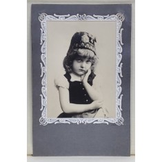 FETITA ASCULTAND CEASUL FOTOGRAFIE TIP CARTE POSTALA , EMBOSATA , INCEPUTUL SEC. XX