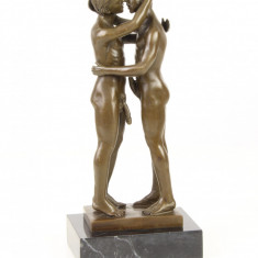 Doi barbati - statueta erotica pe soclu din marmura KF-76