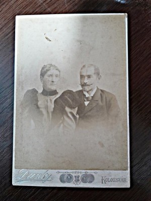Fotografie de familie, pe carton, sfarsit de secol XIX foto