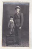 Bnk foto Barbat cu copil - Foto Pelisor Bucuresti 1939, Alb-Negru, Romania 1900 - 1950, Portrete