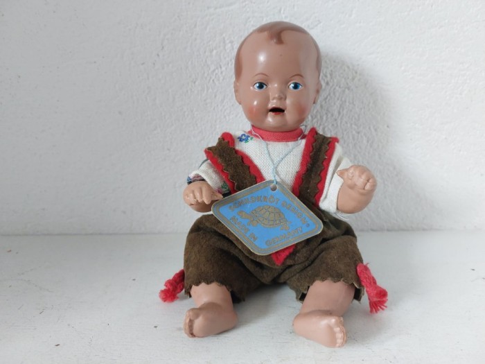 Papusa vintage celuloid bebe bebelus Schildkrot Turtle Mark, cu eticheta originala la gat, 16cm inaltime, haine originale traditionale Made in Germany
