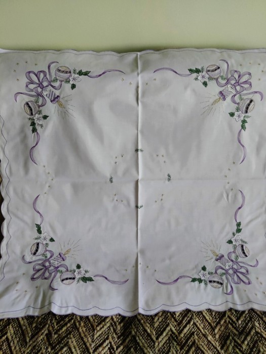 Față de masă cu broderie mecanică