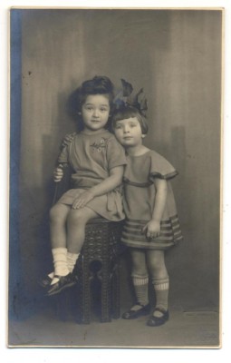 AD 1754 C.P.VECHE- FETITE IN TINUTA DE EPOCA - BUCURESTI 1925 foto