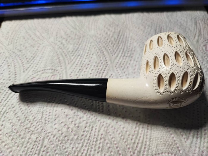 Pipa vintage alba deosebita