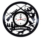 Ceas de perete decorativ realizat din disc de vinil, Model Vanatoare cu Pusca, Cerb, Rata si Caine Brac, Text Hunting, Negru, 30 cm