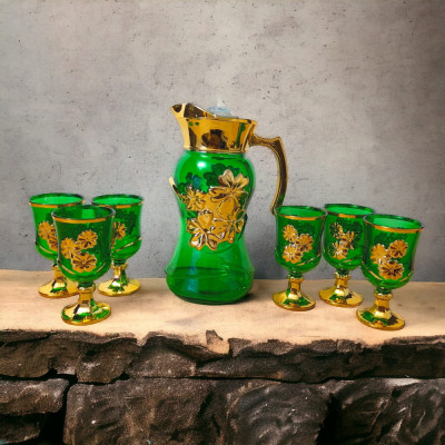 Set carafă cu pahare verzi florale foto