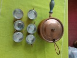 Vas din cupru cu pahare si polonic pentru cafea, ceai, tuica fiarta etc.