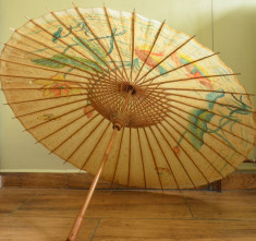 Umbrela veche din bambus cu hartie cerata si pictata - Asia , China foto