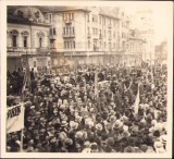 P1544 Fotografie din centrul orașului Oradea de la una din marile manifestații antirevizioniste din anii 1930. La tribună - Teodor Neș.