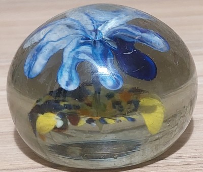 Vand un prespapier vechi din sticla ,deosebit foto