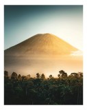 Tablou Canvas, "Eternitatea unui munte &icirc;n zori", Munte, Vulcan, Răsărit, Pădure, Lumină, Ceață, Vegetație, Cer, Natural, Spectaculos, 26 x 39 cm, CMCL