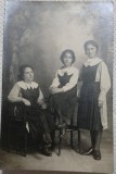 Fotografie tip Carte postala, Trei eleve, perioada interbelica