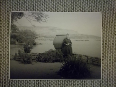 Foto veche Balcic, doamnă &amp;icirc;n grădina palatului reginei Maria, 11x8 cm foto