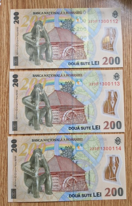Bancnote 200 lei serii consecutive
