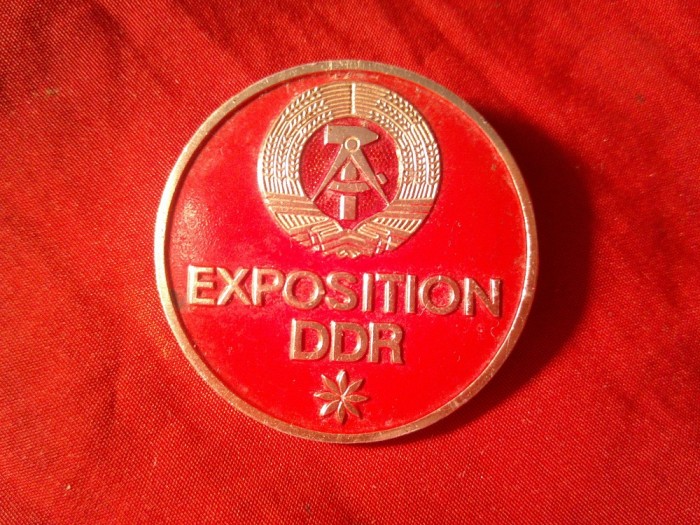Insigna DDR - Expozitie comerciala , anii &#039;70 , metal si email , d=4cm