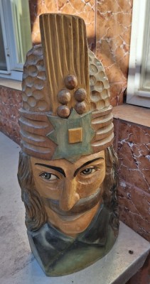 Sculptură din lemn de fag sau tei, reprezent&amp;acirc;nd portretul lui Vlad Țepeș foto