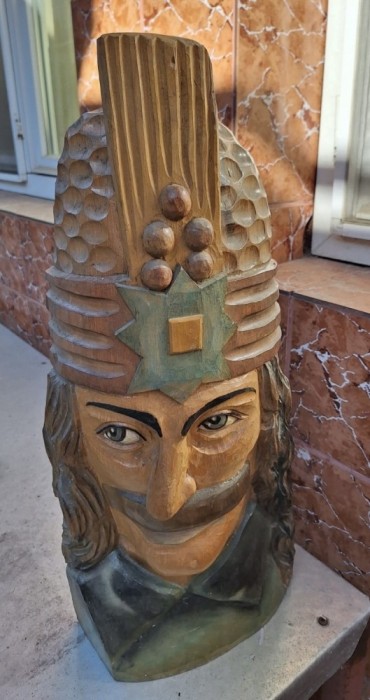 Sculptură din lemn de fag sau tei, reprezent&acirc;nd portretul lui Vlad Țepeș