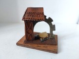 Artizanat Maramures 1985 macheta poarta lemn si intrare mina cu flori de mina, piesa aniversara 20 ani 1965-1985, colectie minerit simbol maramuresean