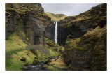 Tablou Canvas, "Cascada ascunsă &icirc;ntre st&acirc;nci verzi", Cascadă, St&acirc;nci, R&acirc;u, Verdeață, Cer &Icirc;nnorat, Peisaj Montan, Natură, Frumusețe Sălbatică, Tranquil
