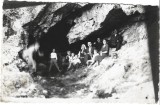P3045N Turiști la intrarea &icirc;n peșteră, Rom&acirc;nia, perioada interbelică