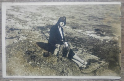 Domnisoara cocheta pe malul apei// foto tip CP foto
